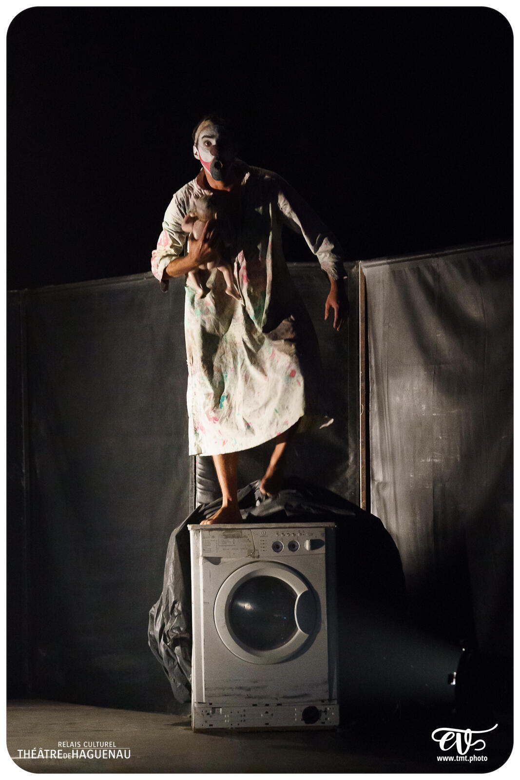 TROP PRÈS DU MUR (TYPHUS BRONX)